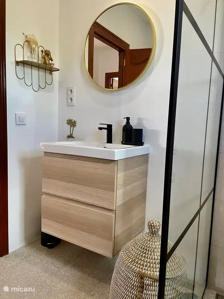 salle de bain 2 dans la chambre du haut