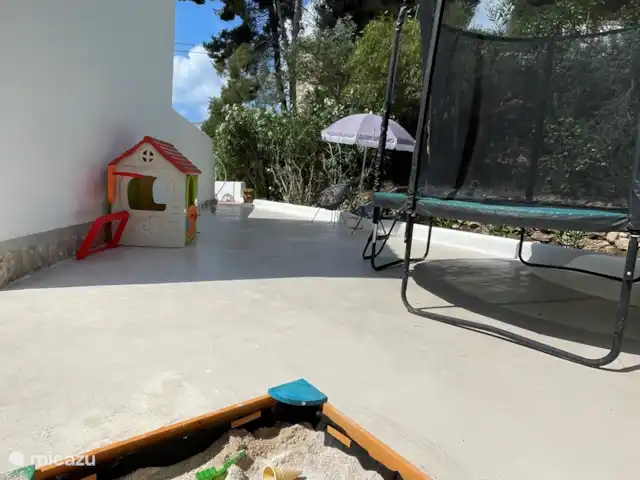 Villa Joya Moraira | Espagne, Costa Blanca, Moraira - villa Terrasse de jeux pour enfants avec trampoline, maisonnette, bac à sable et tapis