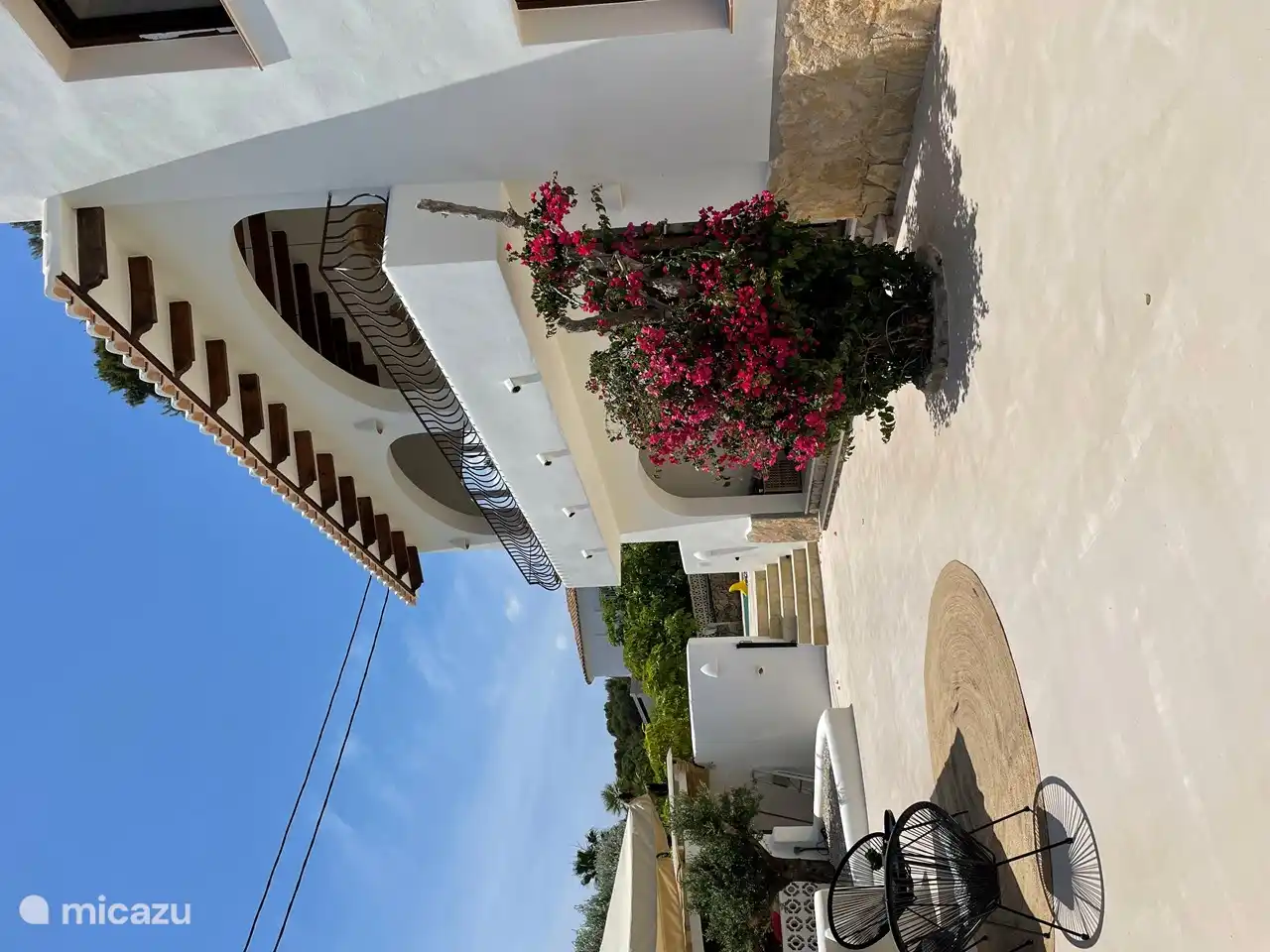 terrasse à l'avant de la maison, à l'entrée des étages supérieurs et inférieurs