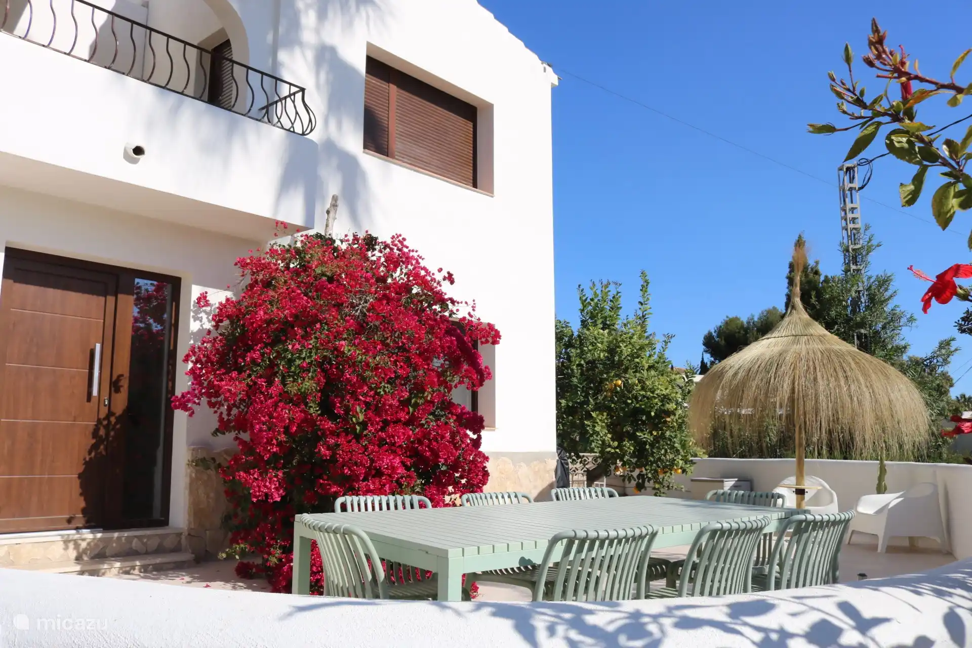 terrasse avec table à manger et barbecue