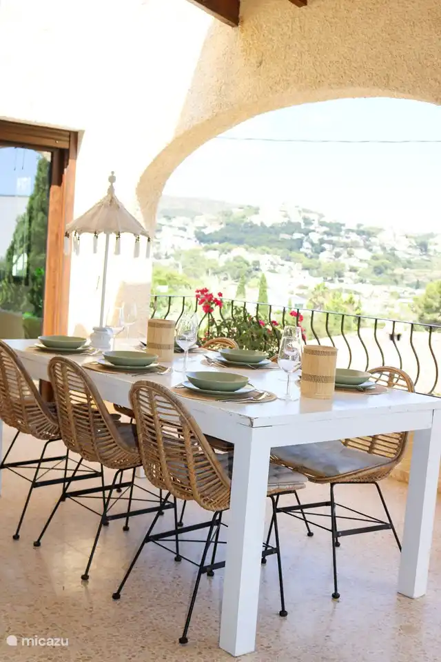 Naya - avec table à manger, l'autre côté de la terrasse dispose d'un ensemble salon