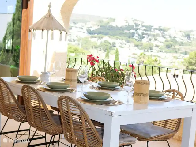Villa Joya Moraira | Espagne, Costa Blanca, Moraira - villa Naya - avec table à manger, l'autre côté de la terrasse dispose d'un ensemble salon