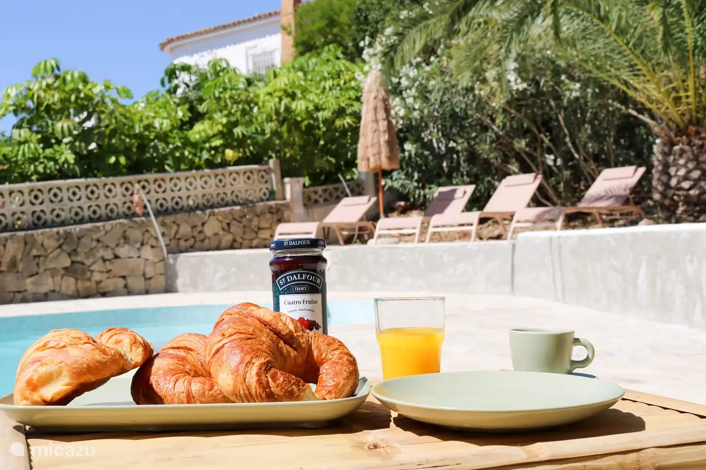 Petit déjeuner au bord de la piscine
