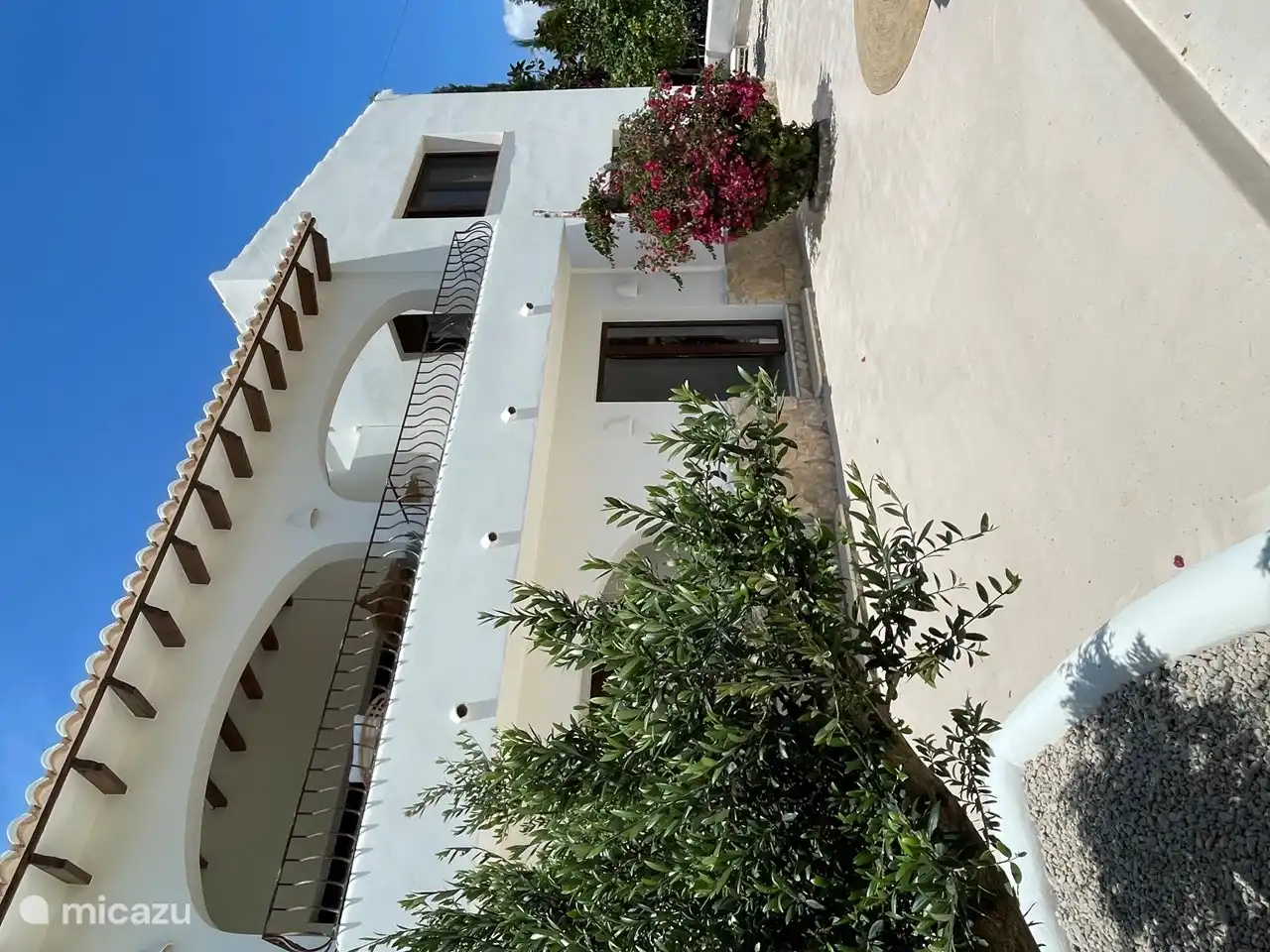 devant la maison et terrasse / coin salon