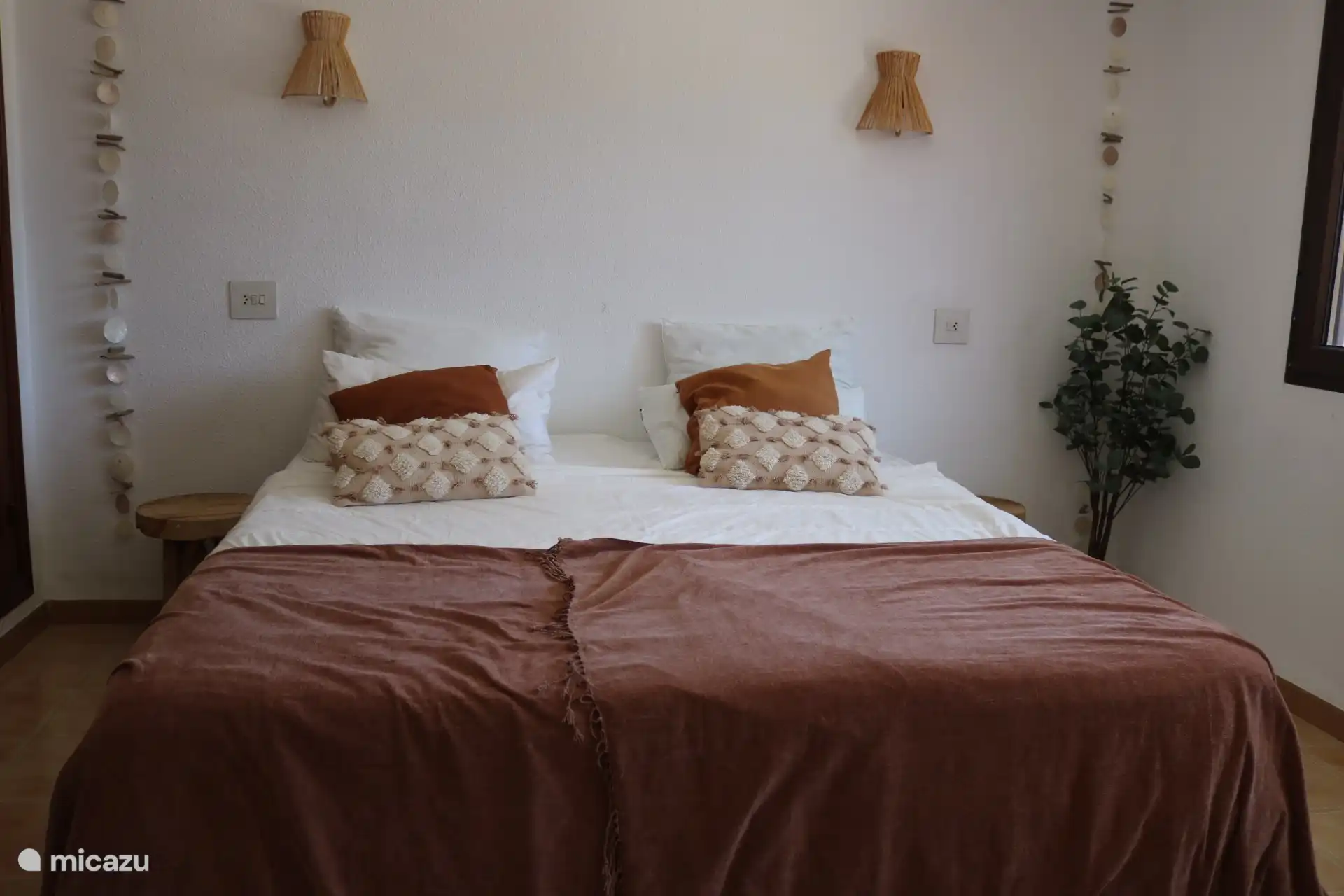 Chambre spacieuse au rez-de-chaussée avec lit de 180cm, fenêtres avec vue sur la terrasse, placard intégré et climatisation