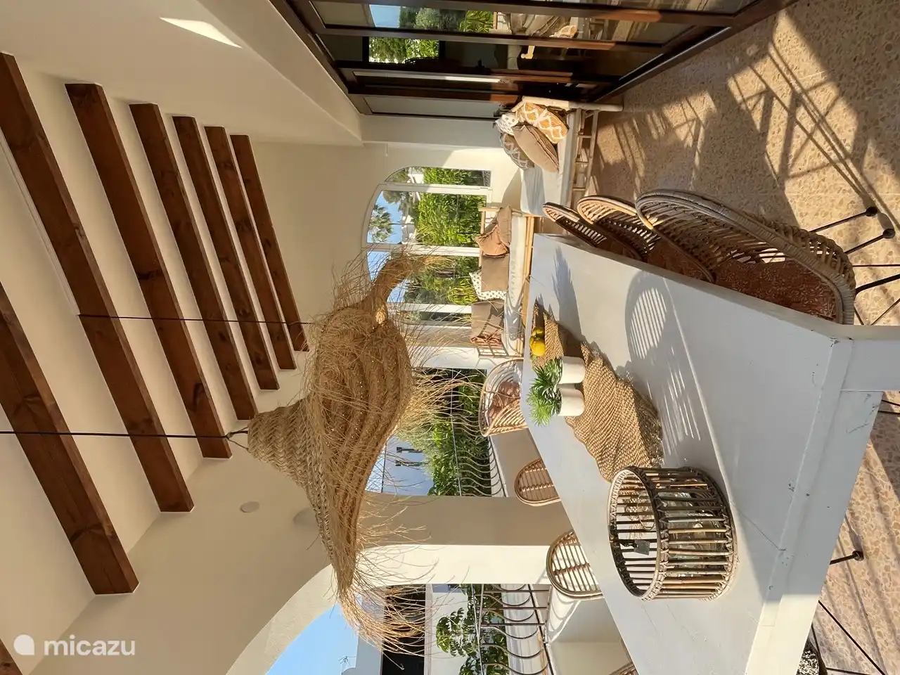 Naya et table à manger à l'extérieur