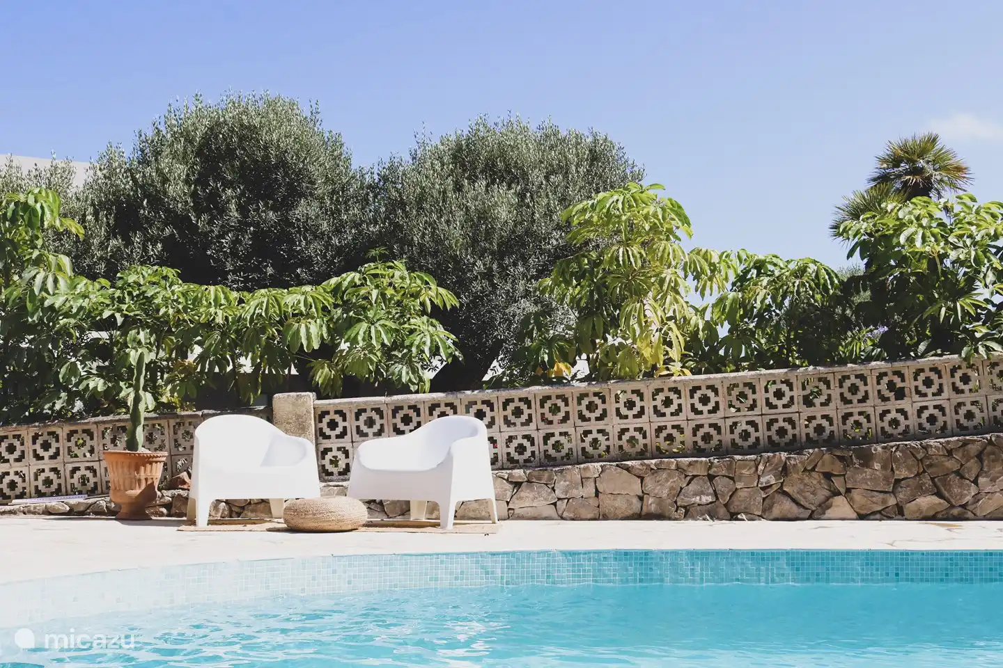 Coin salon au bord de la piscine, la piscine est ensoleillée de 9h à 17h/18h (période estivale)