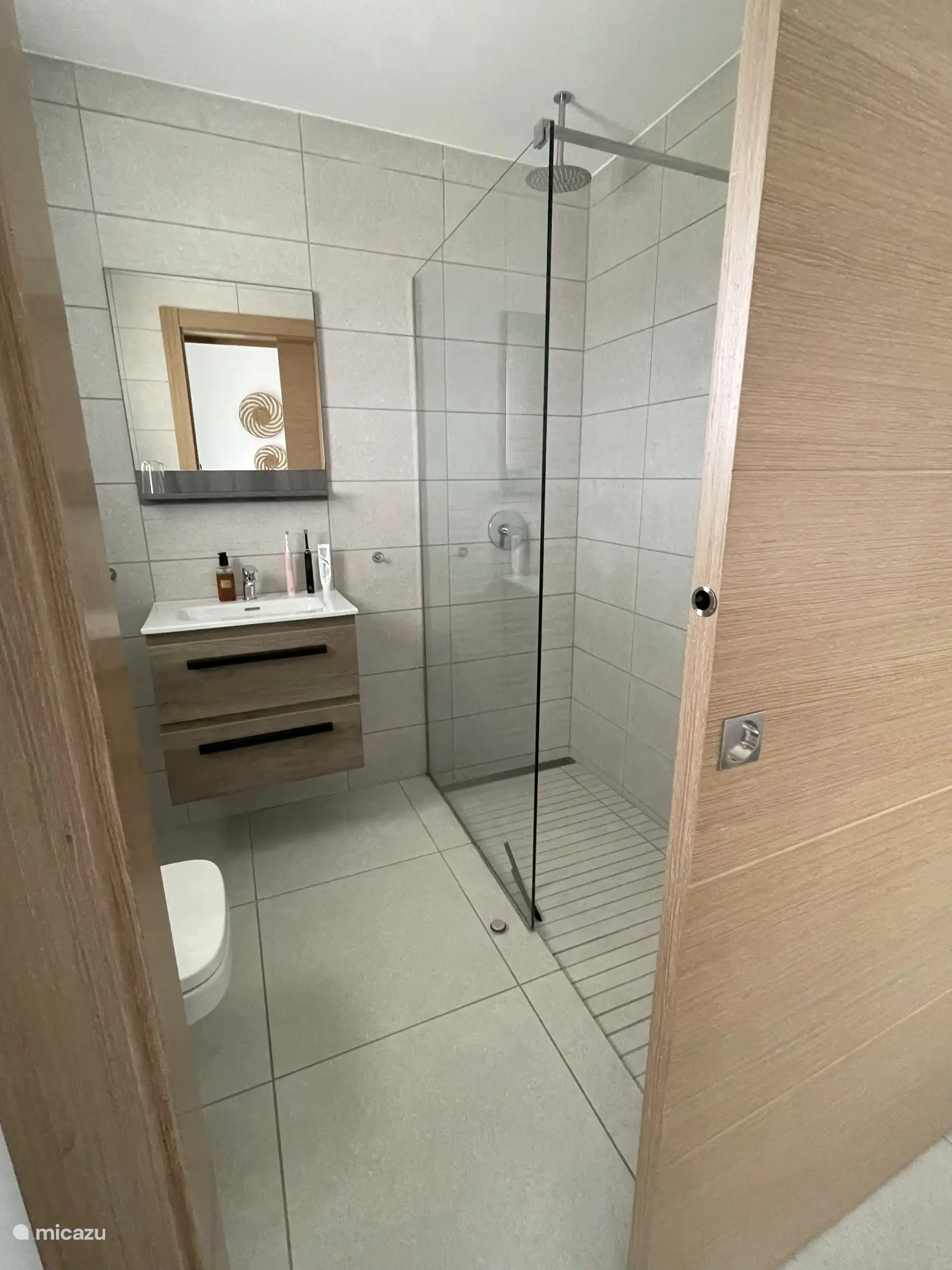 Salle de bain en suite à la chambre principale