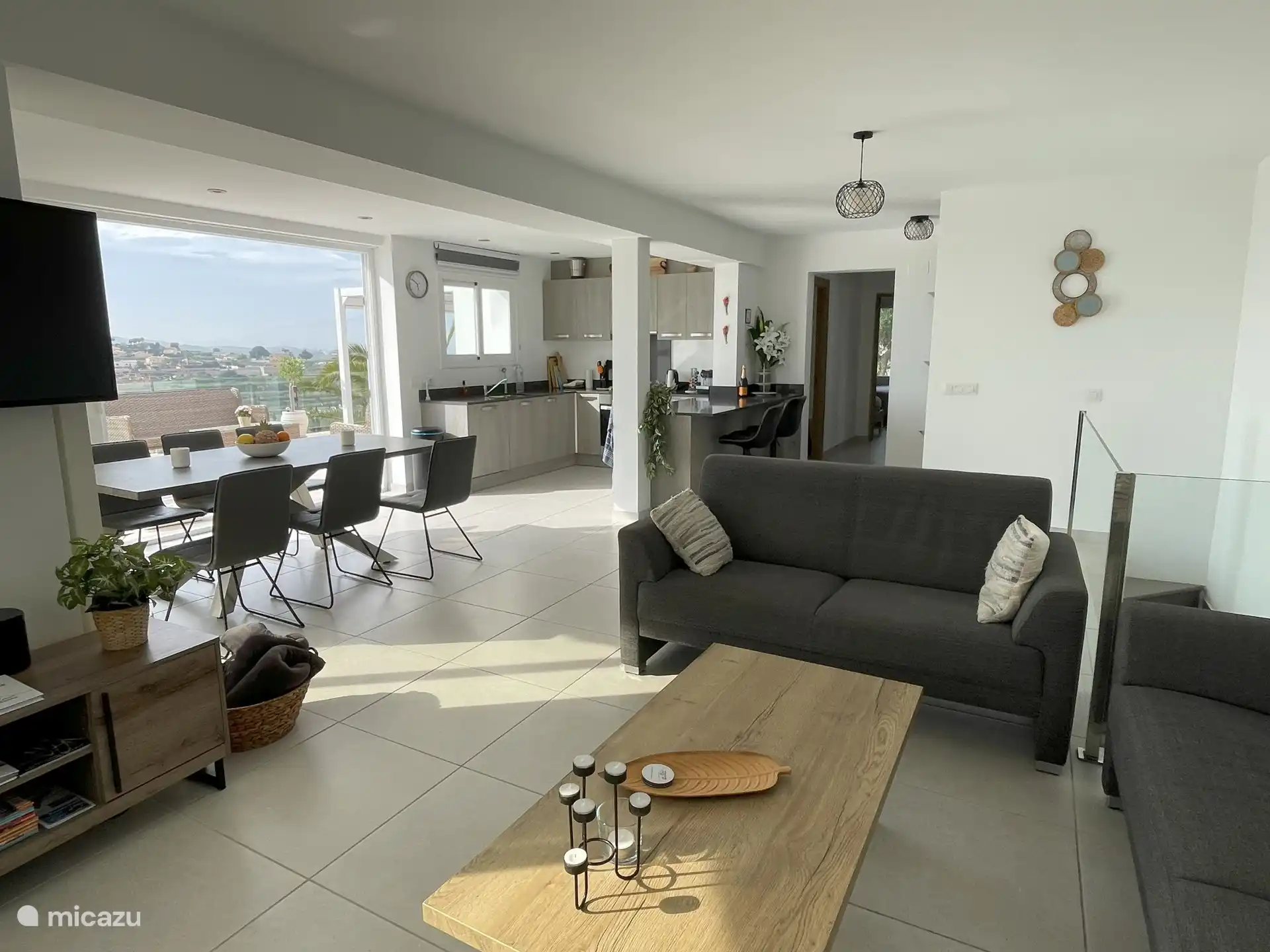 Vue d’ensemble du salon et de la cuisine