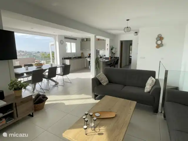 Location de Vacances Espagne, Costa Blanca, Benitachell, villa - Maison Quercia Vue d’ensemble du salon et de la cuisine