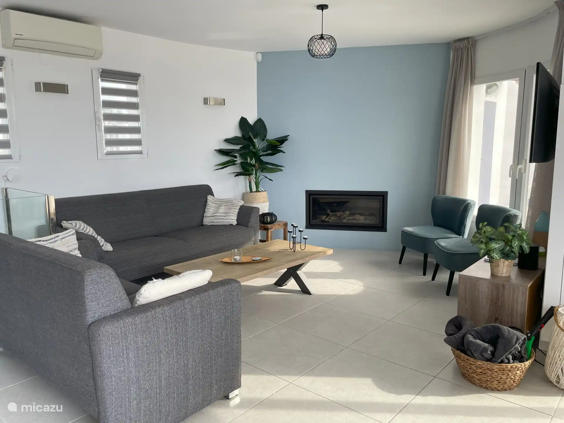 Coin salon avec cheminée à gaz et Smart TV