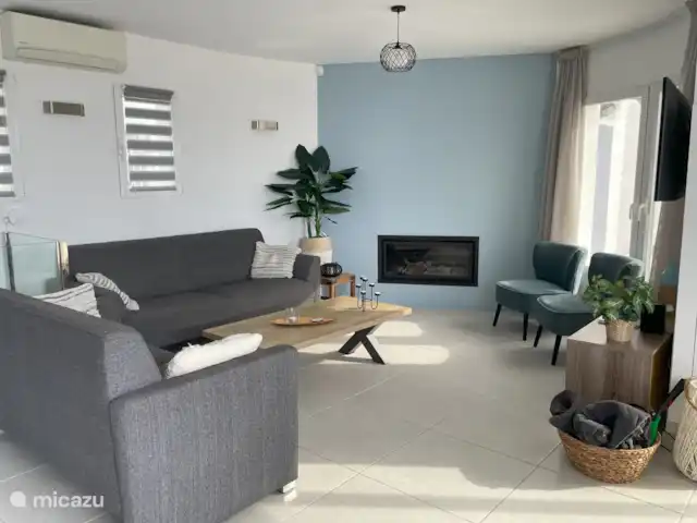 Location de Vacances Espagne, Costa Blanca, Benitachell, villa - Maison Quercia Coin salon avec cheminée à gaz et Smart TV