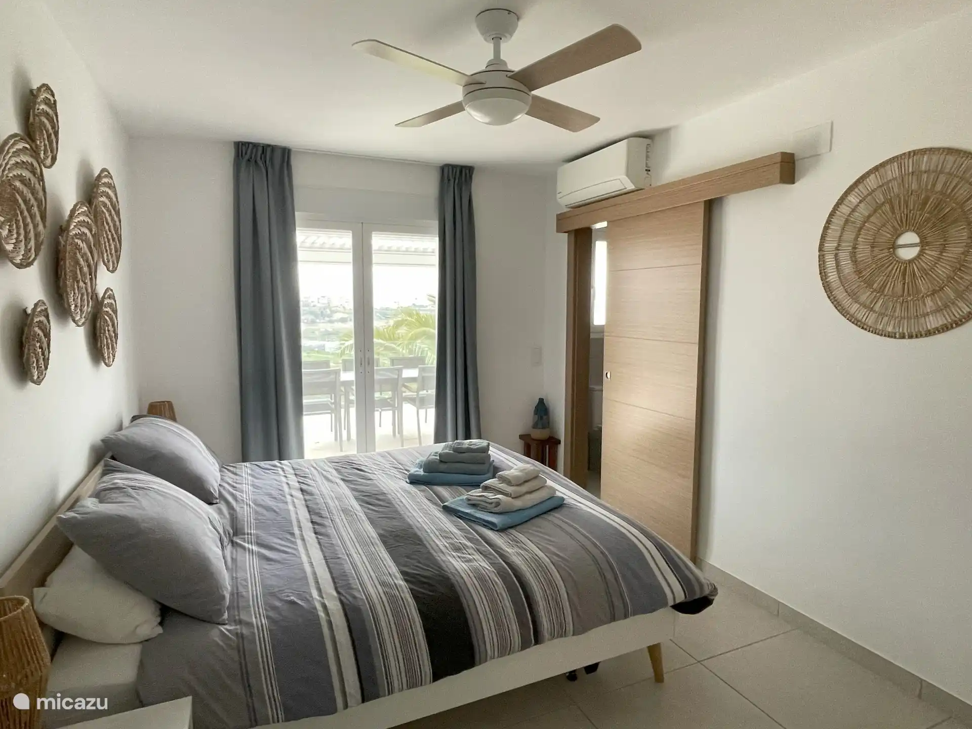 La chambre parentale avec lit double (180x200) et salle de bain privative