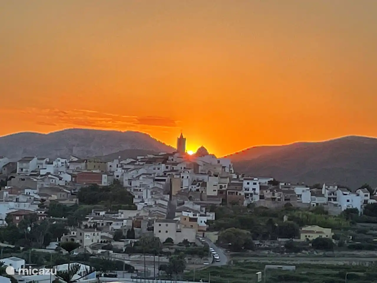 Vue de Benitachell avec le soleil couchant.