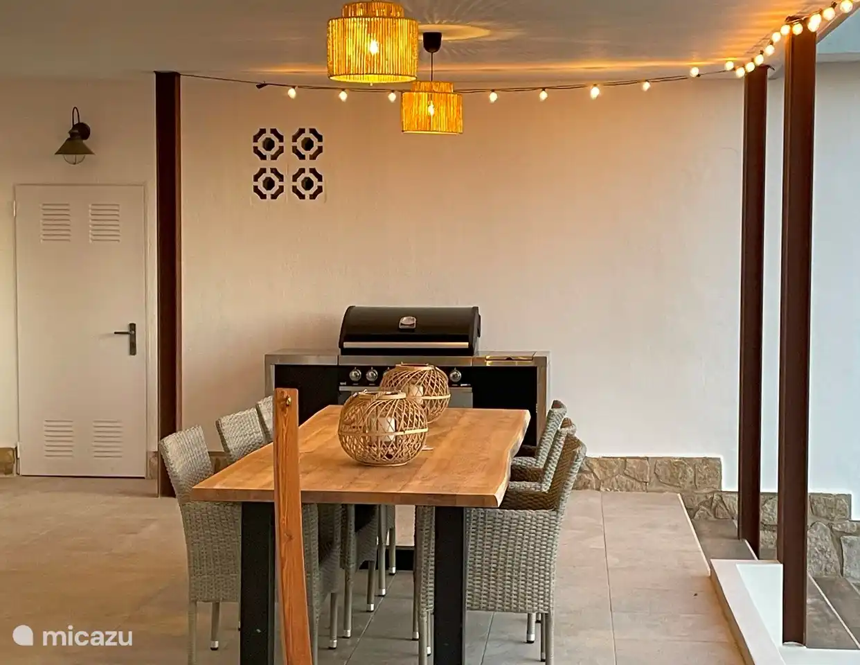 Nouveau barbecue pour une agréable soirée grillade dans la villa.