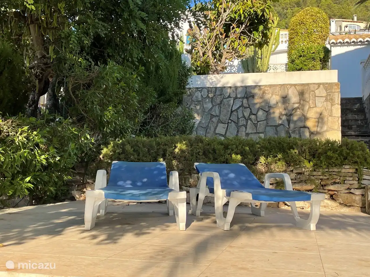 Chaises longues sur une terrasse inférieure