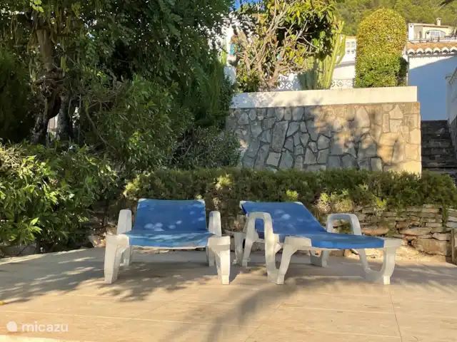 Location de Vacances Espagne, Costa Blanca, Benitachell, villa - Maison Quercia Chaises longues sur une terrasse inférieure