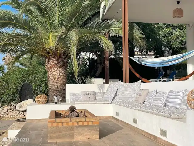 Location de Vacances Espagne, Costa Blanca, Benitachell, villa - Maison Quercia Coin salon avec foyer pour la terrasse inférieure