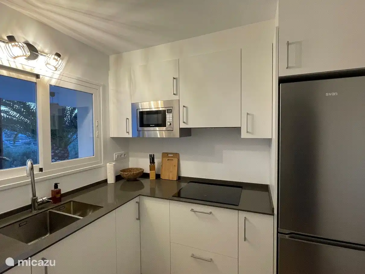 Nouvelle cuisine en bas, avec réfrigérateur supplémentaire et pratique si vous voulez manger en bas