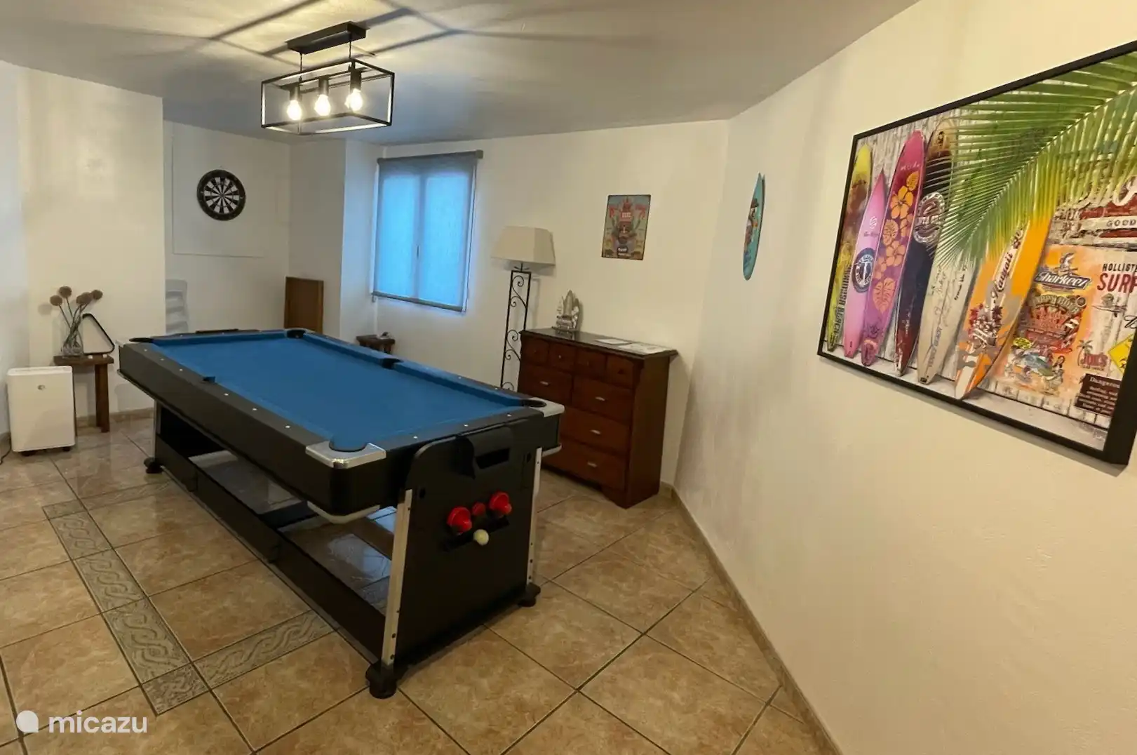 Au rez-de-chaussée se trouve une salle de loisirs meublée d'une table à pieds et d'un jeu de fléchettes. La table de billard peut facilement être transformée en table de hockey sur air. Idéal si vous voulez faire quelque chose à l'intérieur !