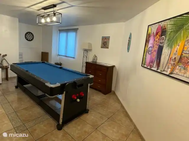 Location de Vacances Espagne, Costa Blanca, Benitachell, villa - Maison Quercia Au rez-de-chaussée se trouve une salle de loisirs meublée d'une table à pieds et d'un jeu de fléchettes. La table de billard peut facilement être transformée en table de hockey sur air. Idéal si vous voulez faire quelque chose à l'intérieur !