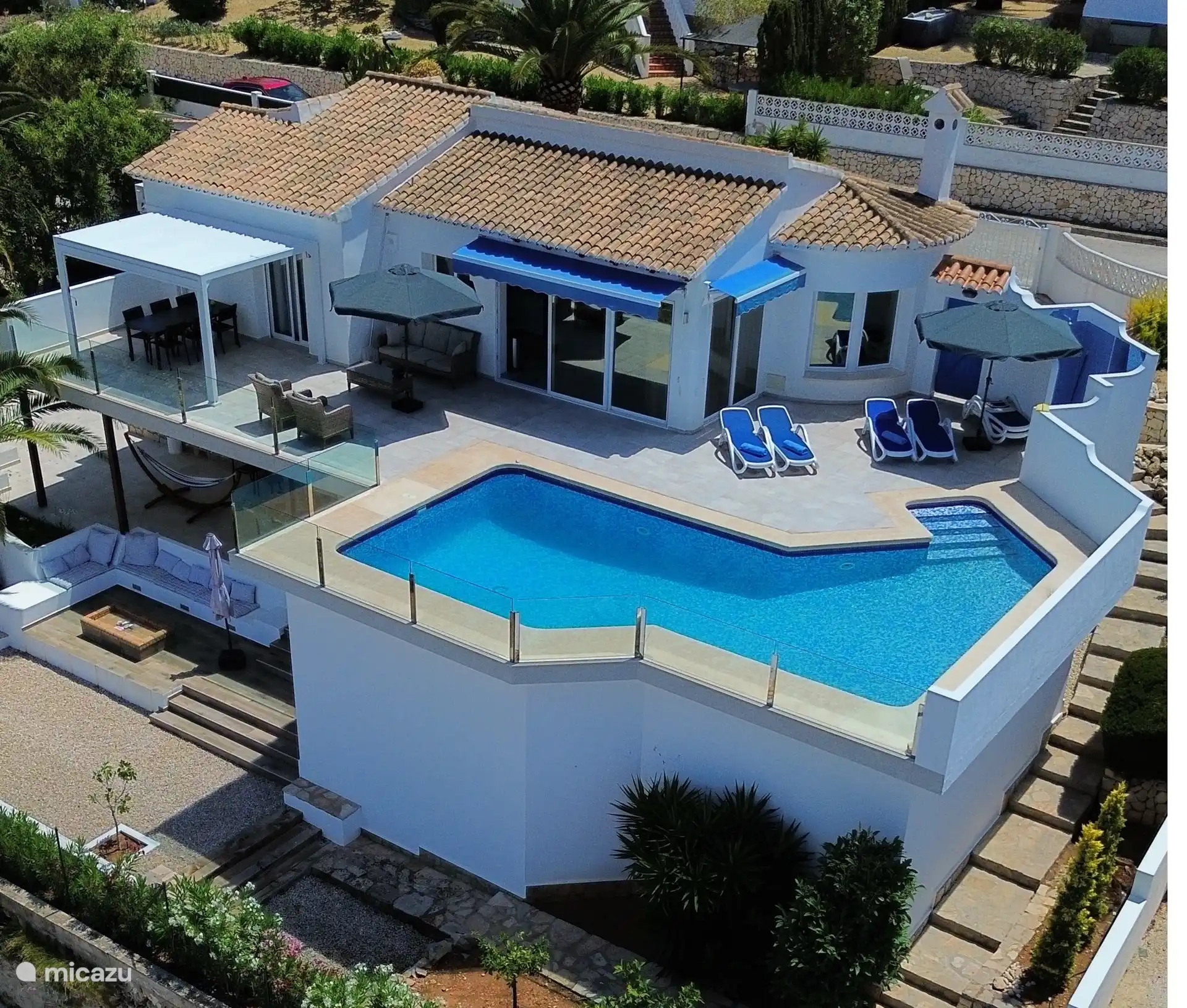 Piscine de forme spéciale directement accessible depuis la terrasse