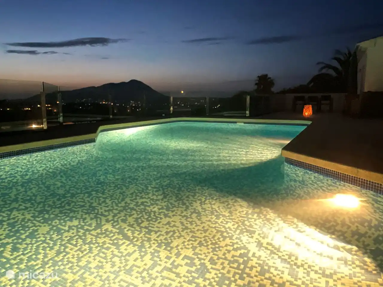 Piscine avec éclairage d'ambiance