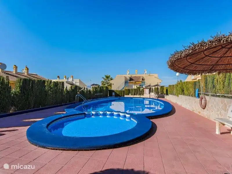 der Gemeinschaftspool vor der Tür