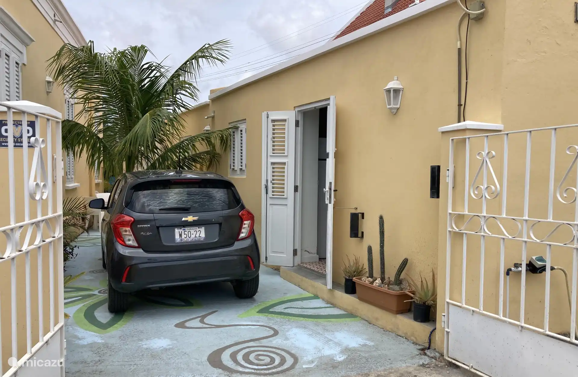 Gratis parkeren op eigen terras of gratis buiten op straat.
Free parking on terrace or outside in the street.
