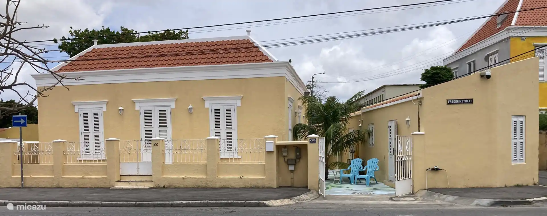 Auf der rechten Seite ein Wohnhaus mit privatem Eingang, einer privaten Terrasse im Hof eines monumentalen Stadthauses.