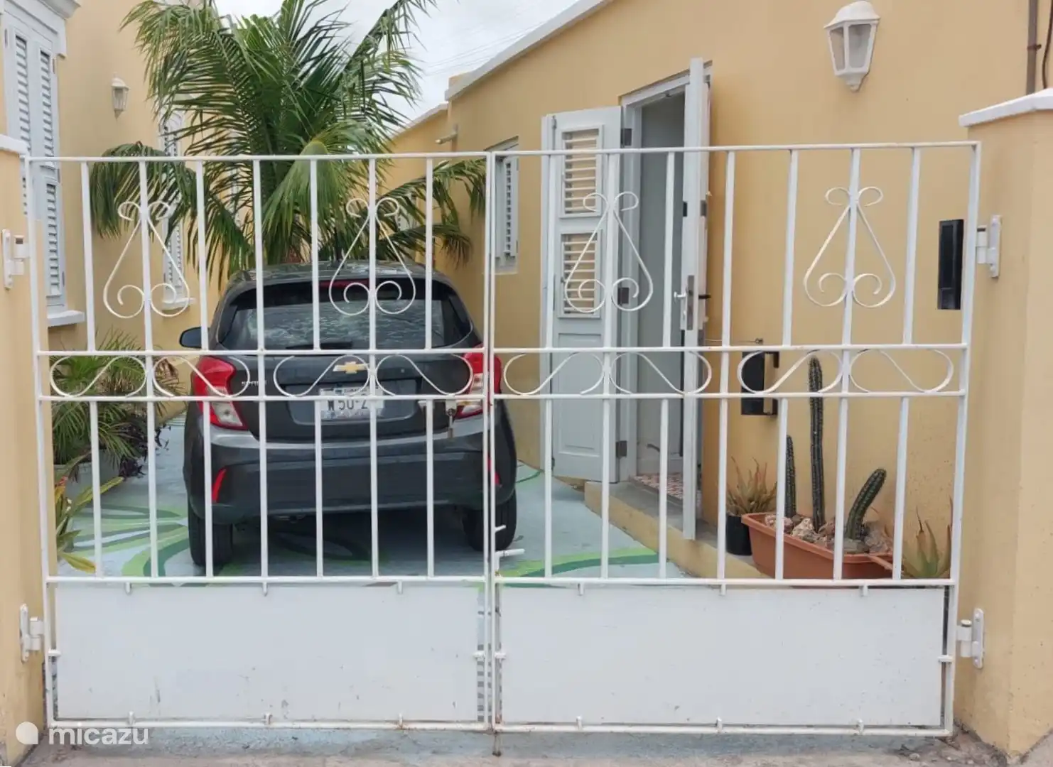 Parkeren kleine auto is mogelijk op het terras.