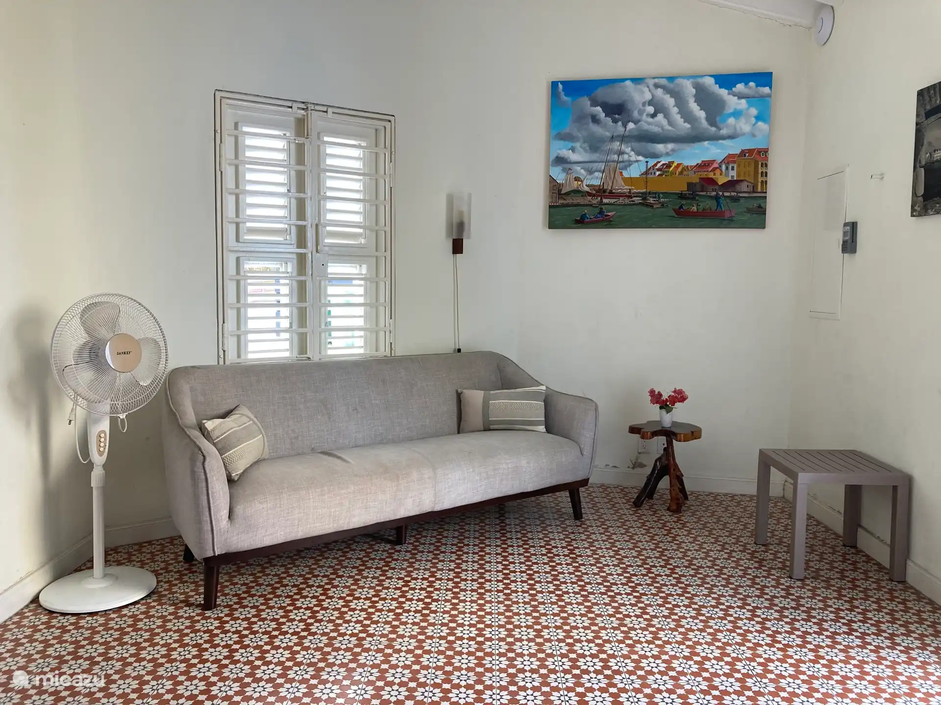 Canapé 2/3 places. Fenêtre de volets pour le vent alicé du Nord-Est frais, ventilateur. L’art.