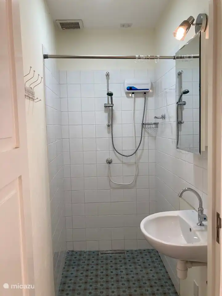 separates Duschbad mit Warmwasserversorgung im Badezimmer.