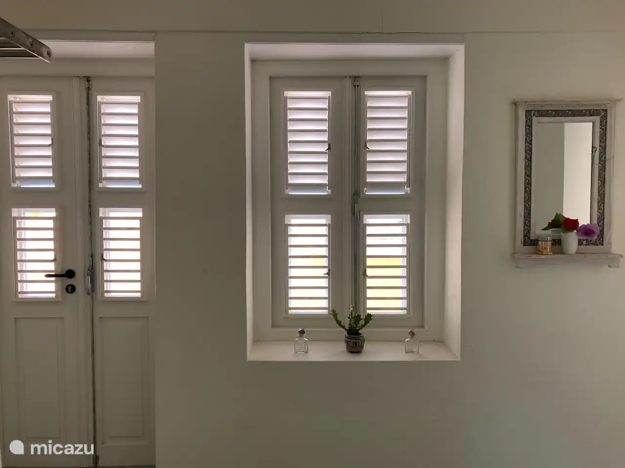 Badezimmer mit zu öffnenden Türen und Fenstern.