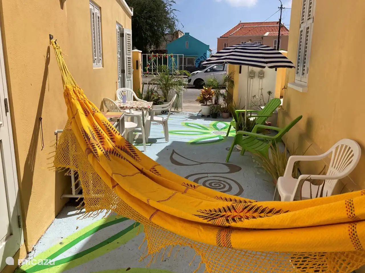 Blick von der hinteren zur vorderen Terrasse und zum Eingangstor.