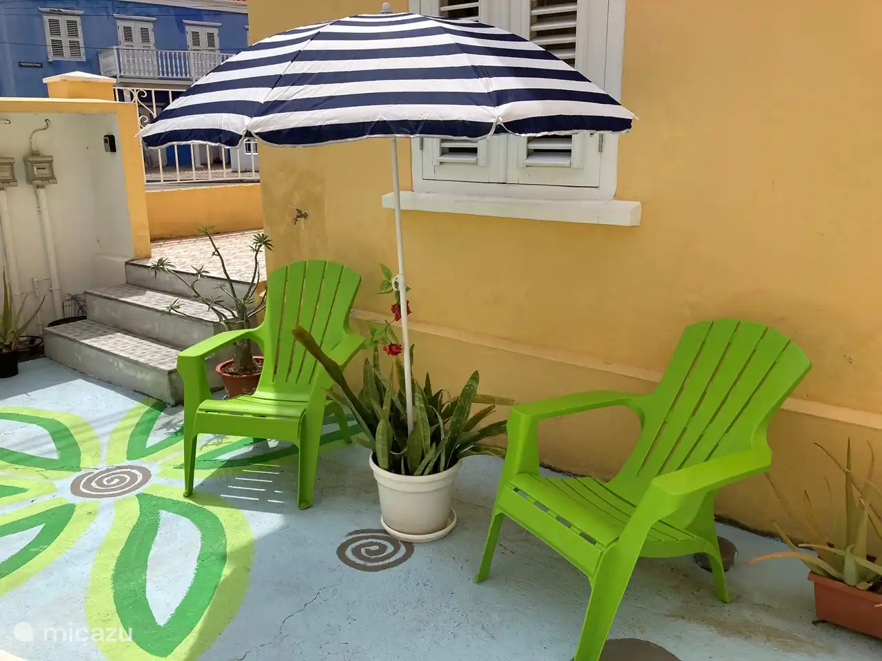 Entspannen Sie sich unter dem Sonnenschirm.