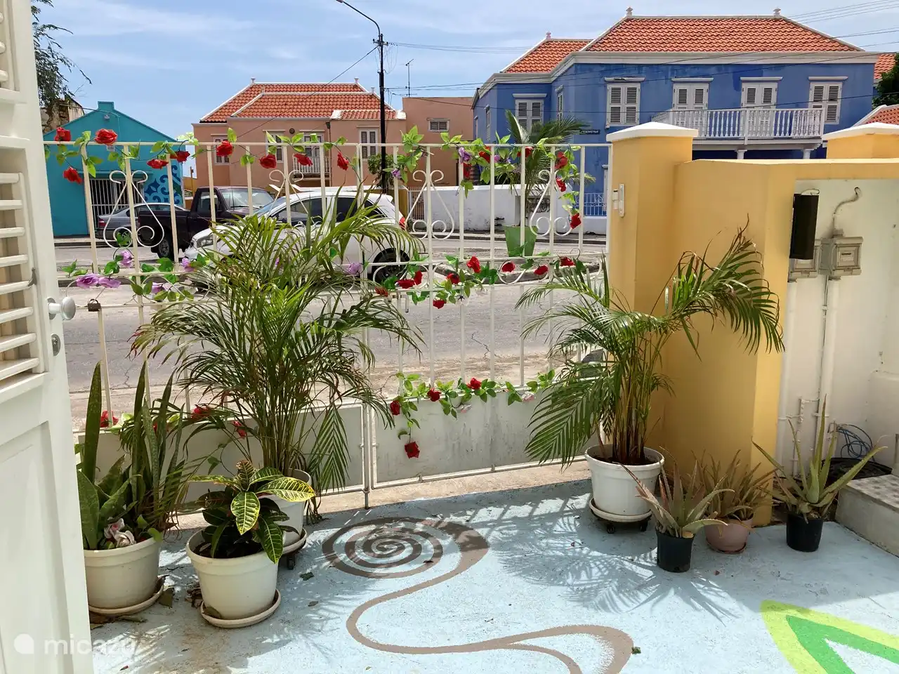 Blick auf Denkmäler und Platz zum Parken.