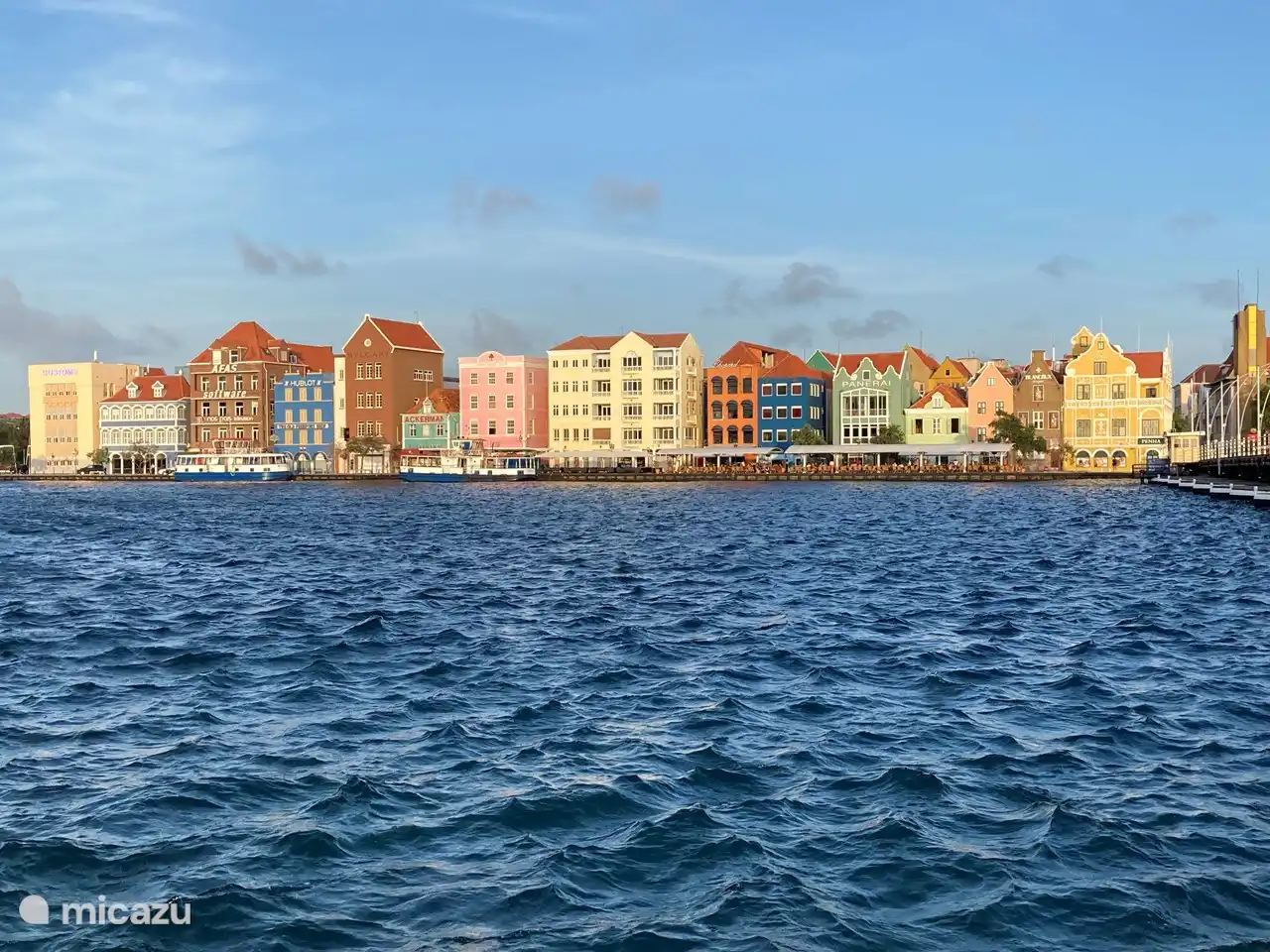 Blick von Otrobanda auf die Handelskade in 5 Minuten zu Fuß erreichbar.