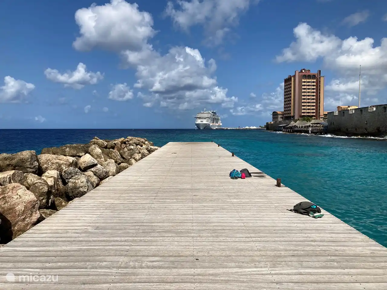 Der Stadtstrand ist in unmittelbarer Nähe. 20 Minuten zu Fuß durch Otrobanda über Emma Bridge und Punda. Ein Ort zum Entspannen für eine Weile.