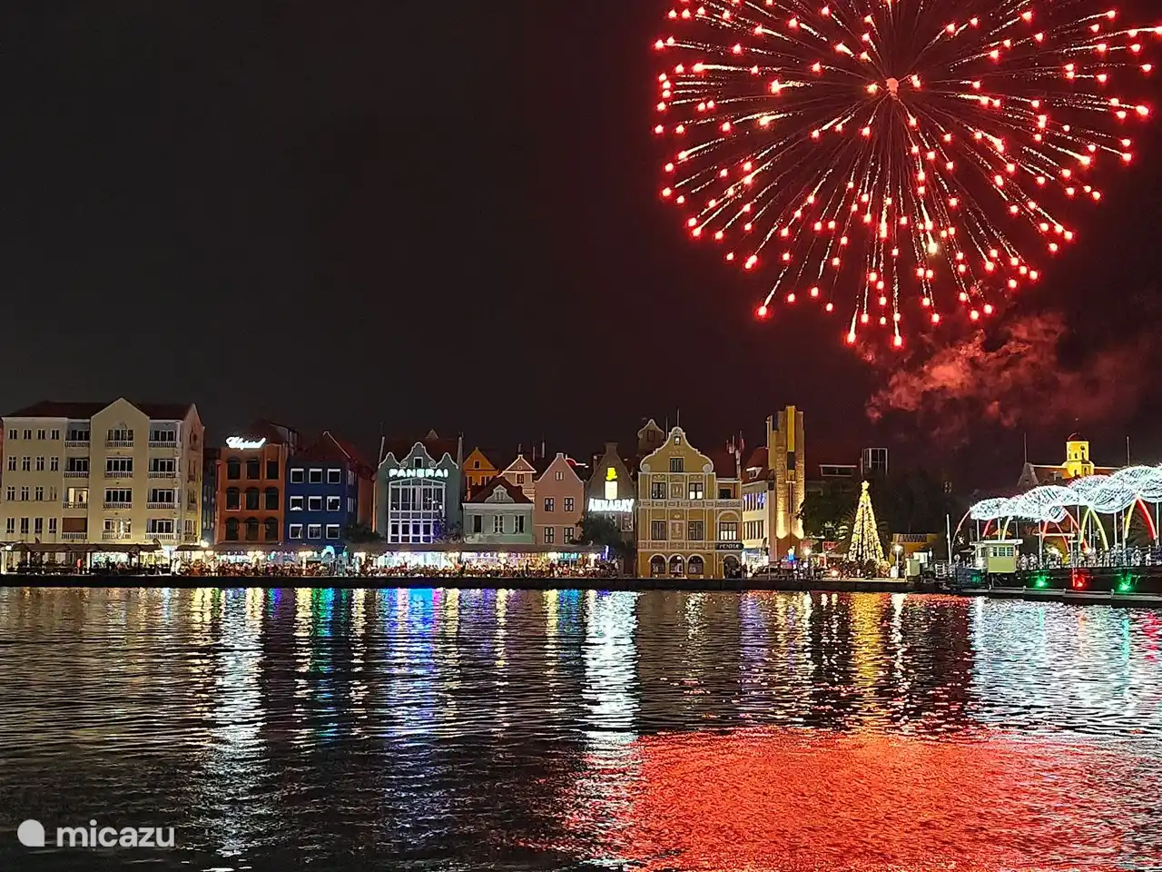 Wöchentliches Feuerwerk über Punda und Blick auf die Handelskade.