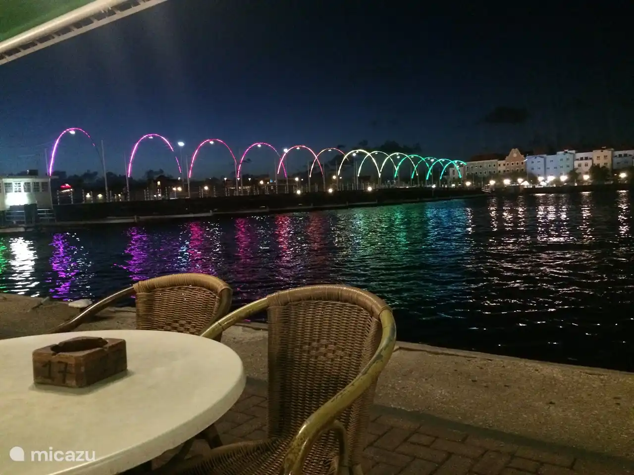 Blick von der Handelskade auf den berühmten Kon. Emma-Pontonbrücke zu Fuß erreichbar.