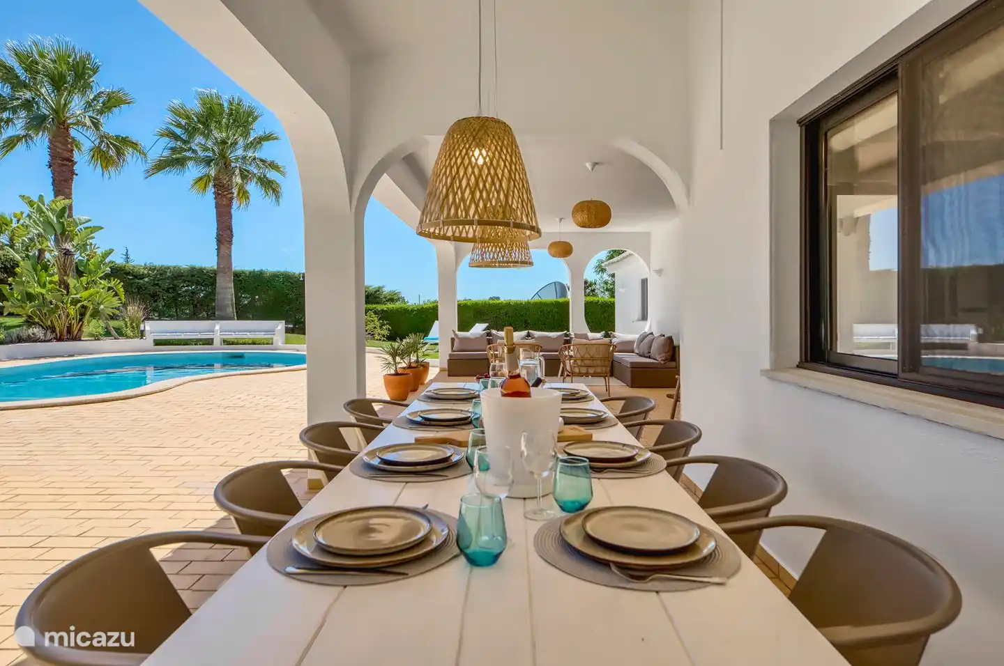 Table à manger avec piscine