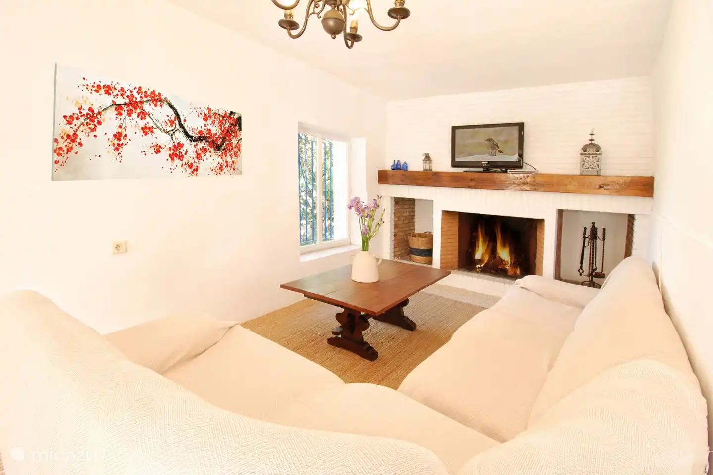 Genießen Sie jeden Moment Ihres Aufenthaltes. Dies ist eines der beiden Wohnzimmer mit TV und Kamin.