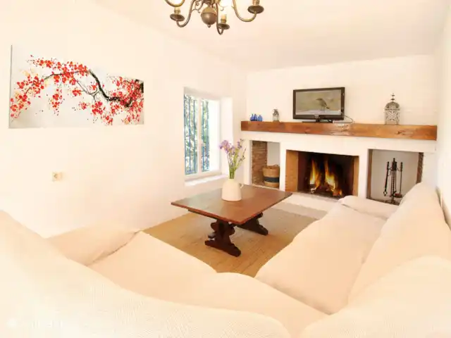 Location de Vacances Espagne, Costa del Sol, Comares, maison de vacances - La Zorzalera Profitez de chaque instant de votre séjour. C'est l'un des deux salons avec TV et cheminée.