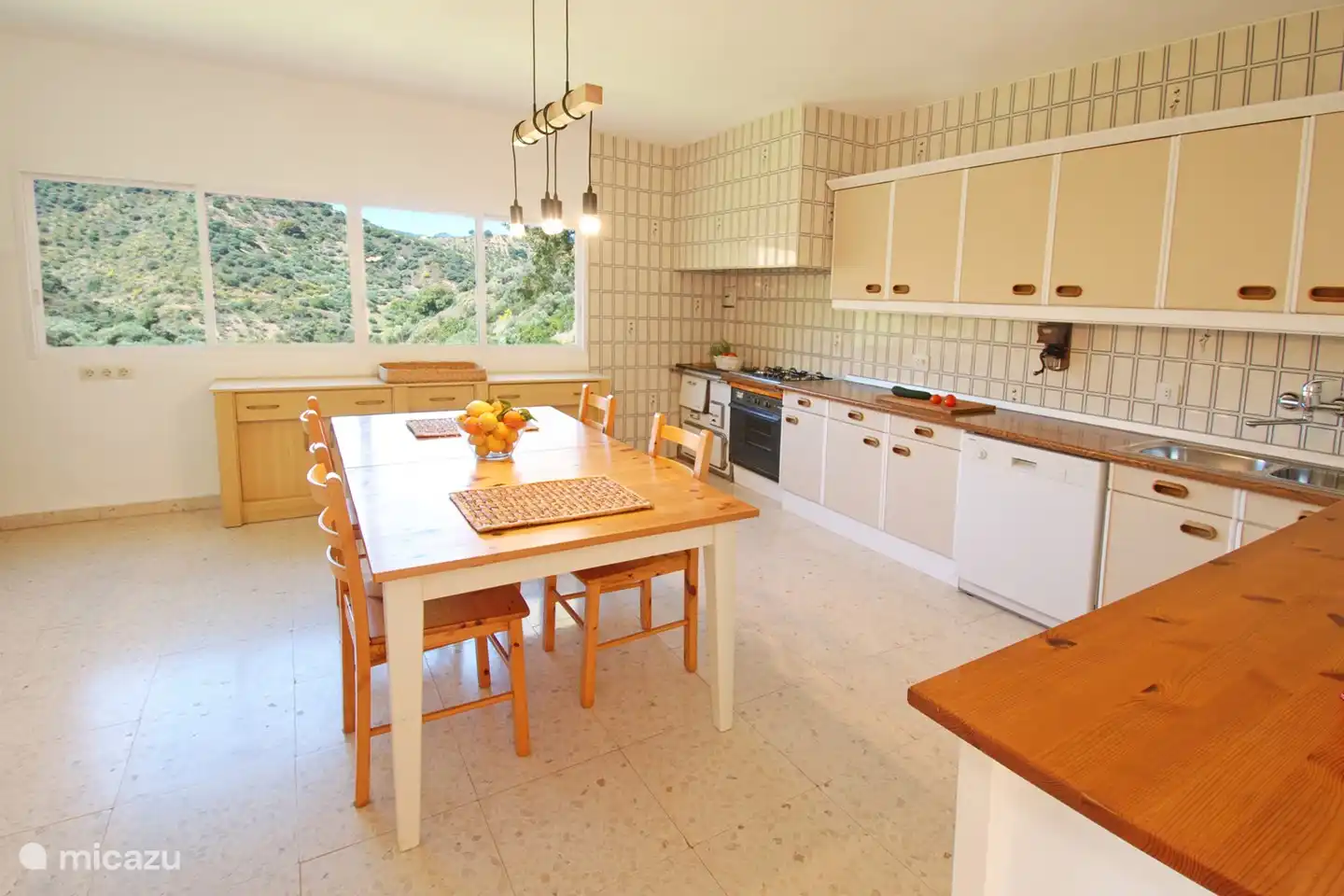 Die geräumige Küche ist sehr gut ausgestattet.