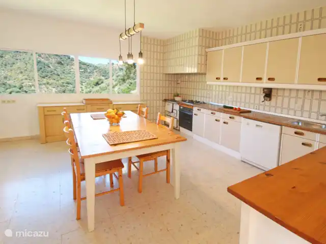 Location de Vacances Espagne, Costa del Sol, Comares, maison de vacances - La Zorzalera La cuisine spacieuse est très bien équipée.