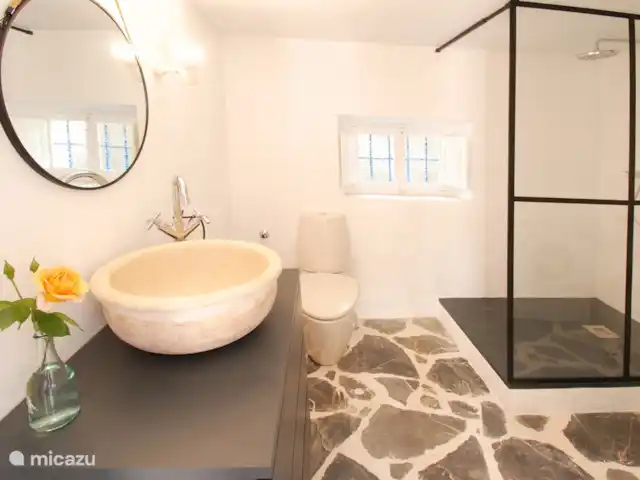 Location de Vacances Espagne, Costa del Sol, Comares, maison de vacances - La Zorzalera Une des trois salles de bain à disposition de nos hôtes.