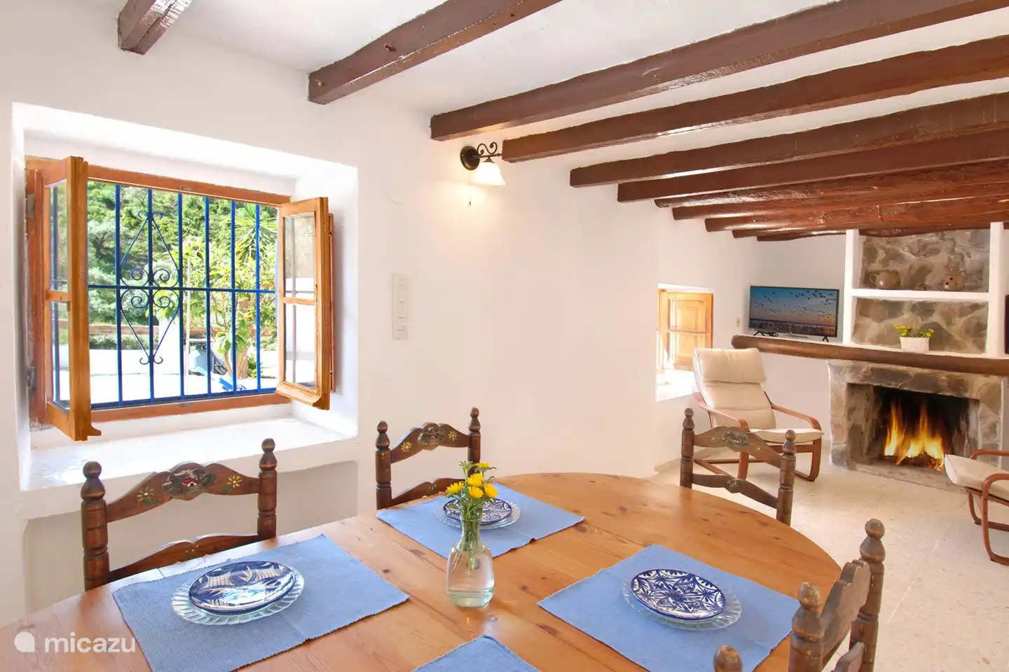 Das zweite Wohnzimmer mit Kamin, TV und Essbereich.