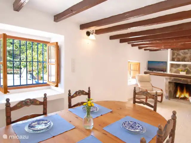 Location de Vacances Espagne, Costa del Sol, Comares, maison de vacances - La Zorzalera Le deuxième salon avec cheminée, TV et coin repas.
