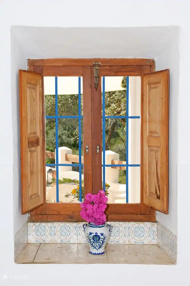 Ein Blick durch das Fenster auf die schöne Umgebung.